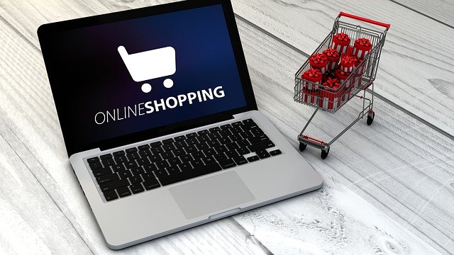 Jakie są korzyści i zagrożenia związane z kupowaniem przez Internet?