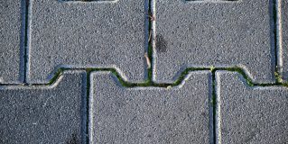 Samodzielne układanie kostki brukowej czy zatrudnienie fachowca? Co bardziej się opłaca?