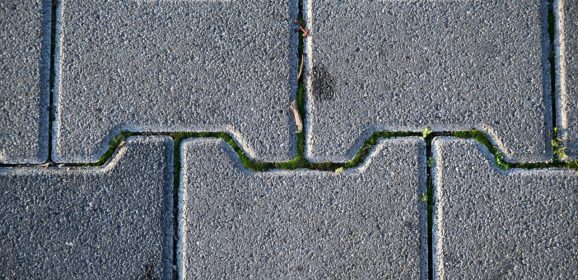 Samodzielne układanie kostki brukowej czy zatrudnienie fachowca? Co bardziej się opłaca?