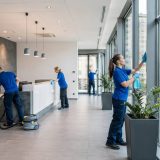 Czystość w firmie na Śląsku: kiedy lokalnemu przedsiębiorcy opłaca się outsourcing sprzątania