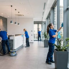 Czystość w firmie na Śląsku: kiedy lokalnemu przedsiębiorcy opłaca się outsourcing sprzątania